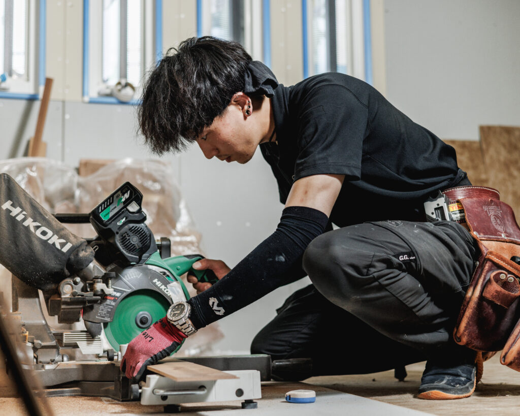 丸ノコで木材を加工する大工