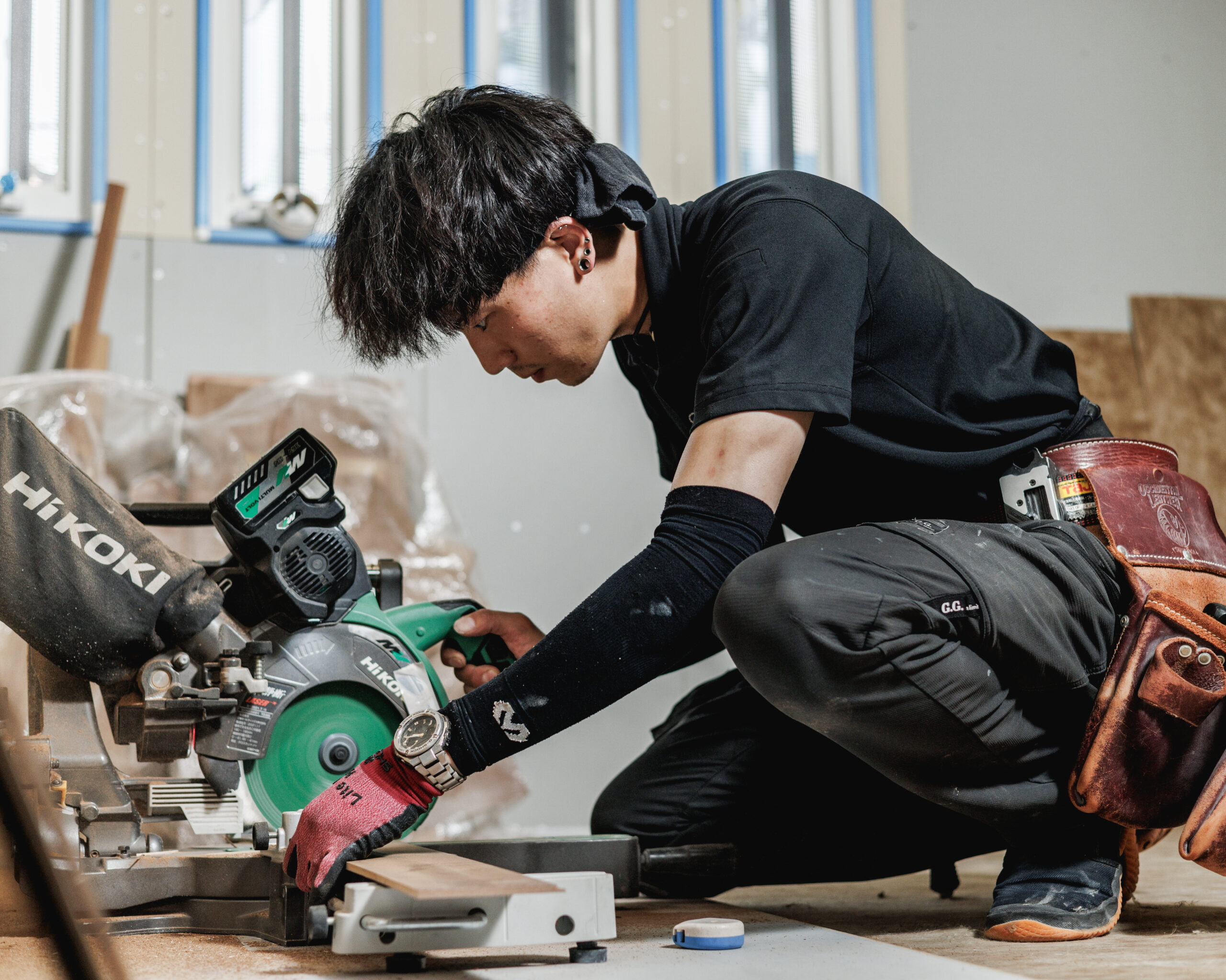 丸ノコで木材を加工する大工