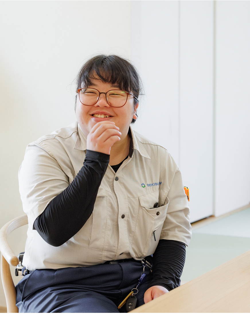 笑顔でインタビューに答える現場代理人の後藤くるみさん