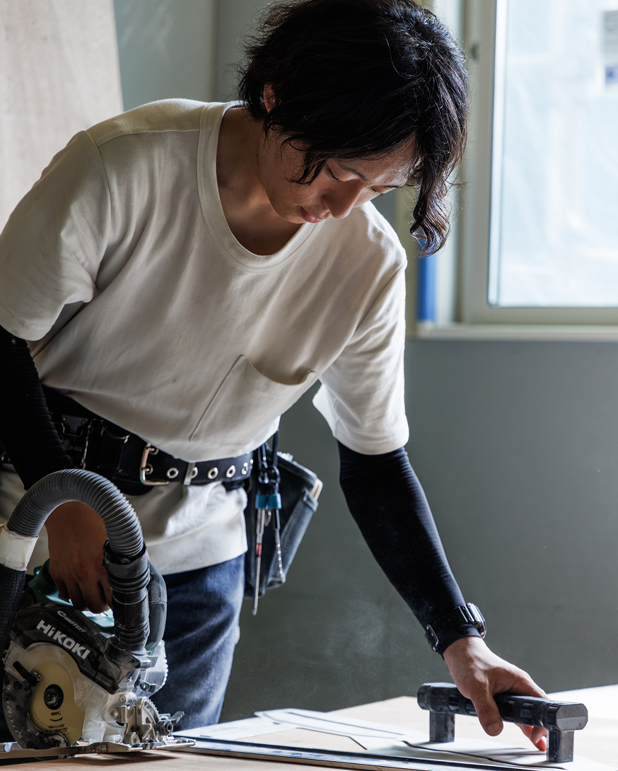 丸ノコで木材を加工する大工の藤本汰輝さん