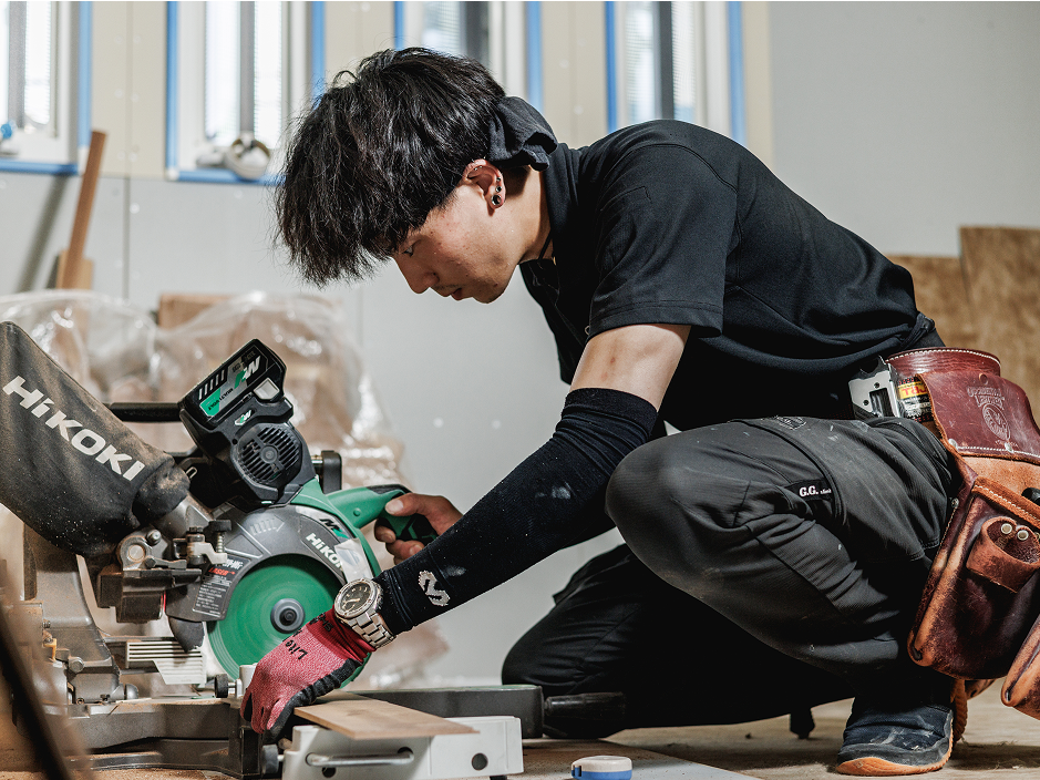 丸ノコで木材を切断する大工の島田光希さん