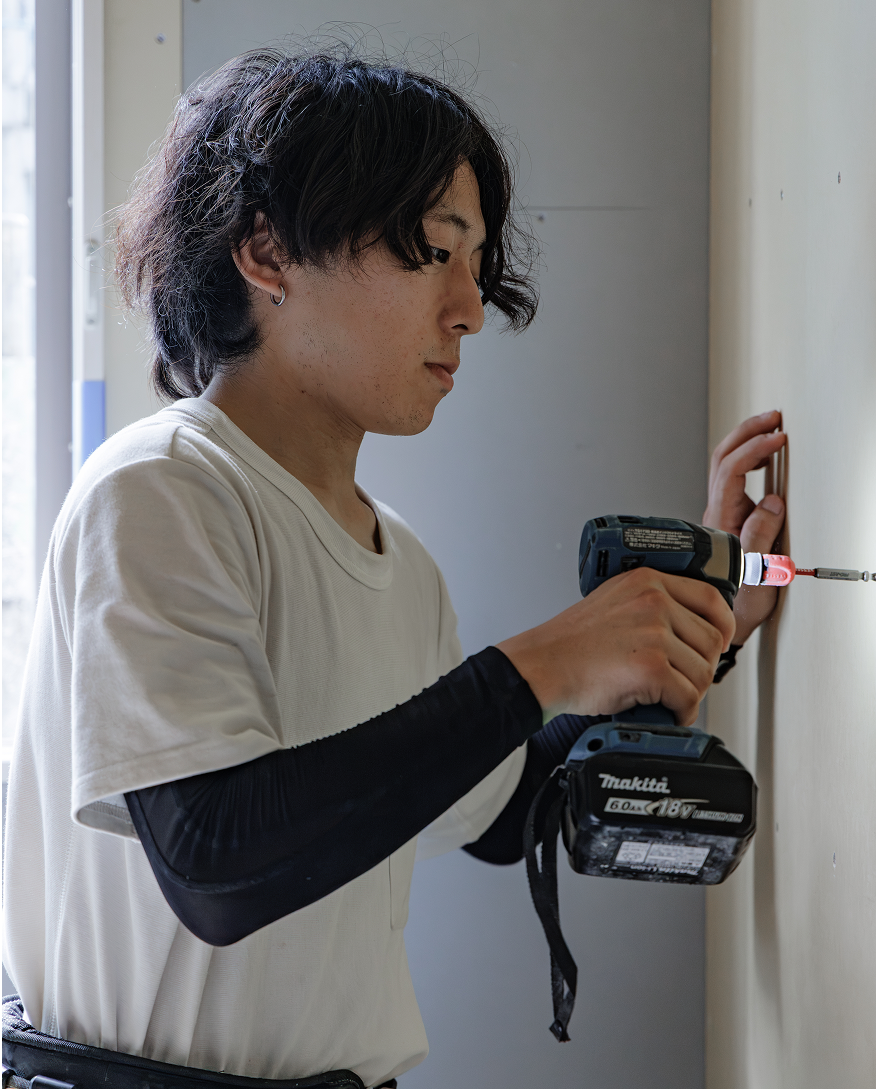 インパクトドライバーで施工する大工の藤本汰輝さん
